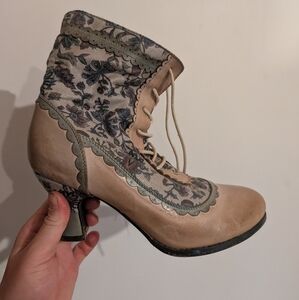 L'Artiste lace up boots